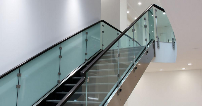 Guarda Corpo de Vidro e Inox: Estilo e Segurança